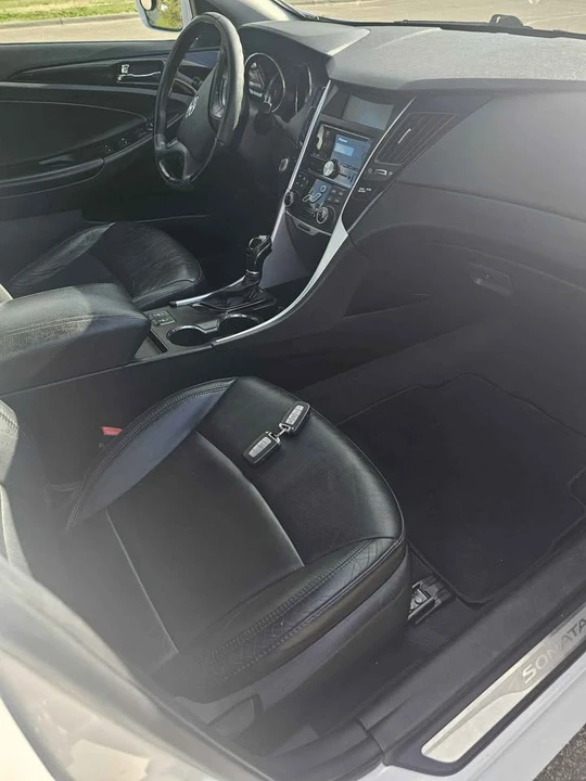 2011 Hyundai Sonata - Image 10 of 13