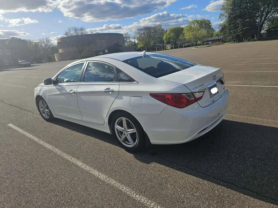 2011 Hyundai Sonata - Image 4 of 13