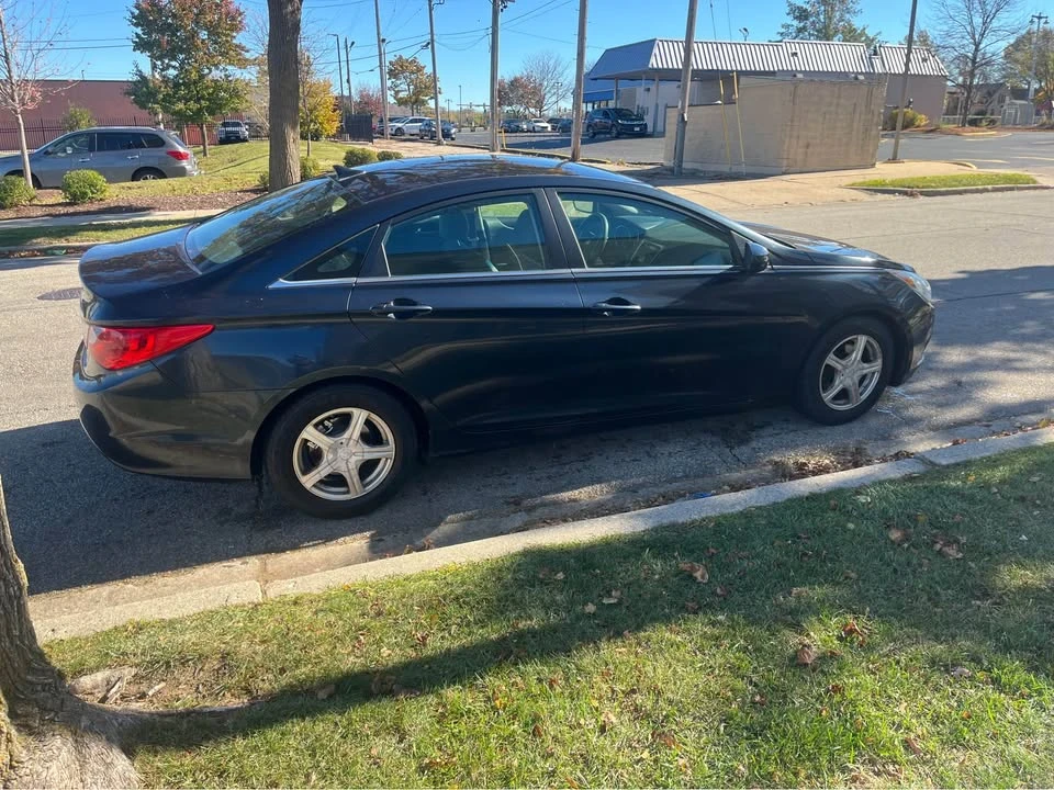 2011 Hyundai Sonata - Image 5 of 11