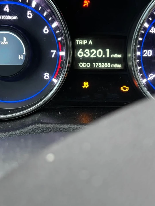 2011 Hyundai Sonata - Image 2 of 2