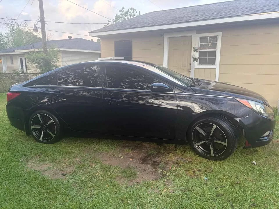 2011 Hyundai Sonata - Image 2 of 11