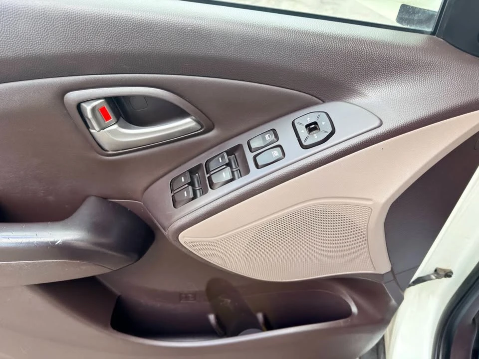 2011 Hyundai Tucson - Image 11 of 18