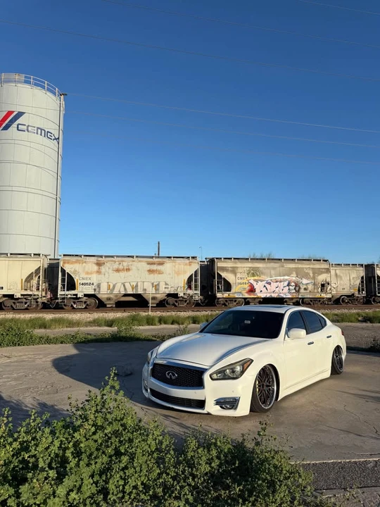 2011 Infiniti M 3rd Gen - Image 2 of 14