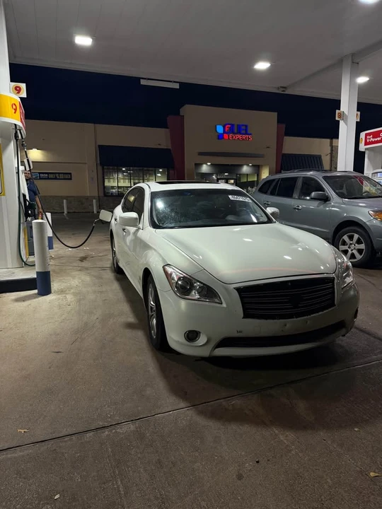 2011 Infiniti M/Q70 4th Gen - Image 2 of 3