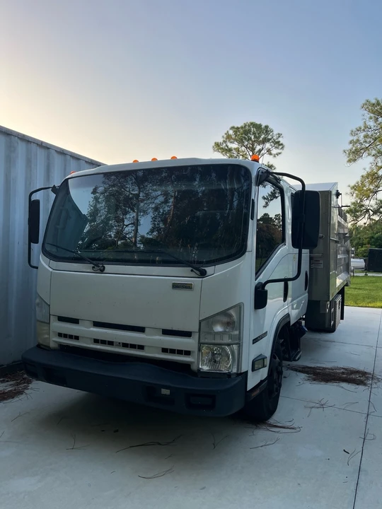 2011 Isuzu Elf - Image 10 of 14