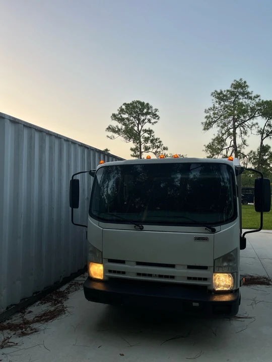 2011 Isuzu Elf - Image 2 of 14