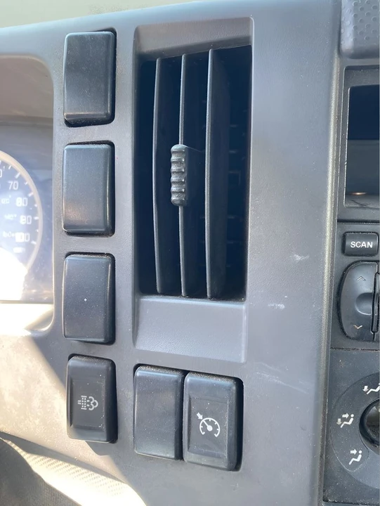 2011 Isuzu Elf - Image 17 of 31