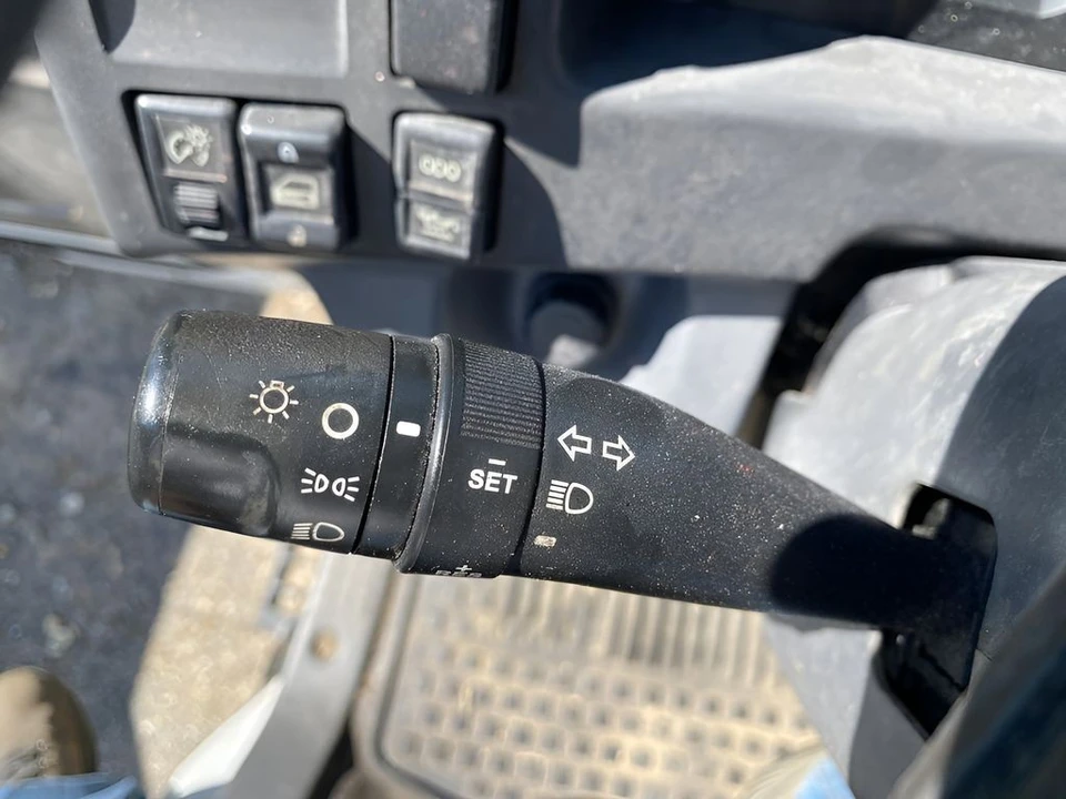2011 Isuzu Elf - Image 14 of 31