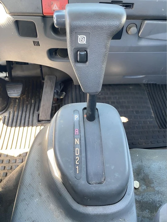 2011 Isuzu Elf - Image 19 of 31