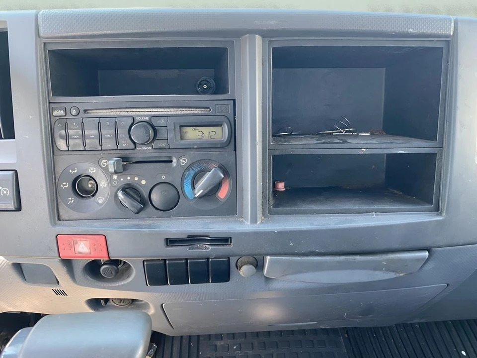 2011 Isuzu Elf - Image 18 of 31