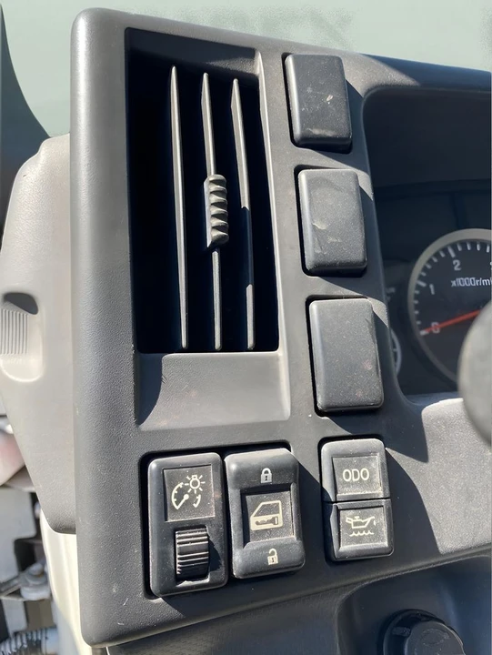 2011 Isuzu Elf - Image 13 of 31