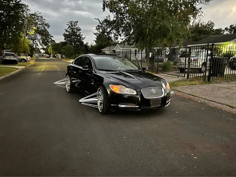 2011 Jaguar XF Luxury Sedan 4D