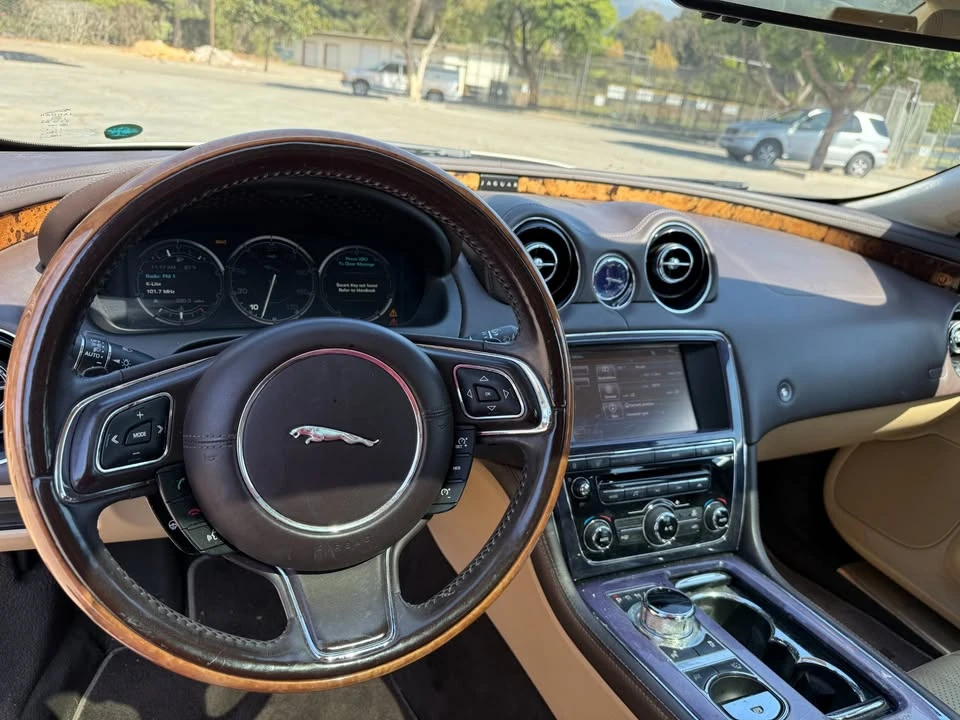 2011 Jaguar XJ - Image 9 of 10