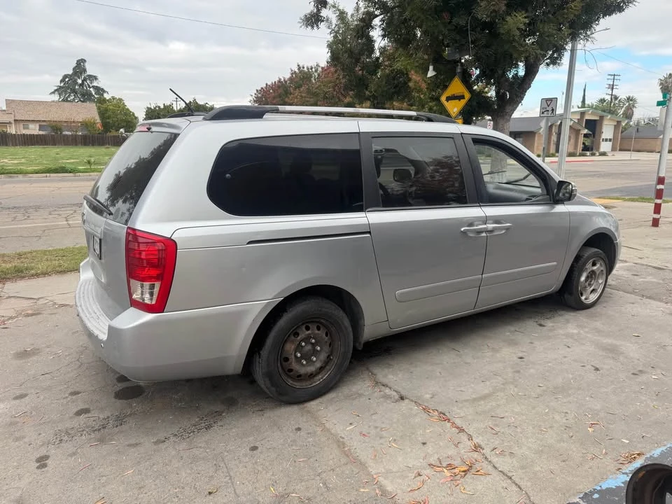 2011 Kia Carnival - Image 2 of 5