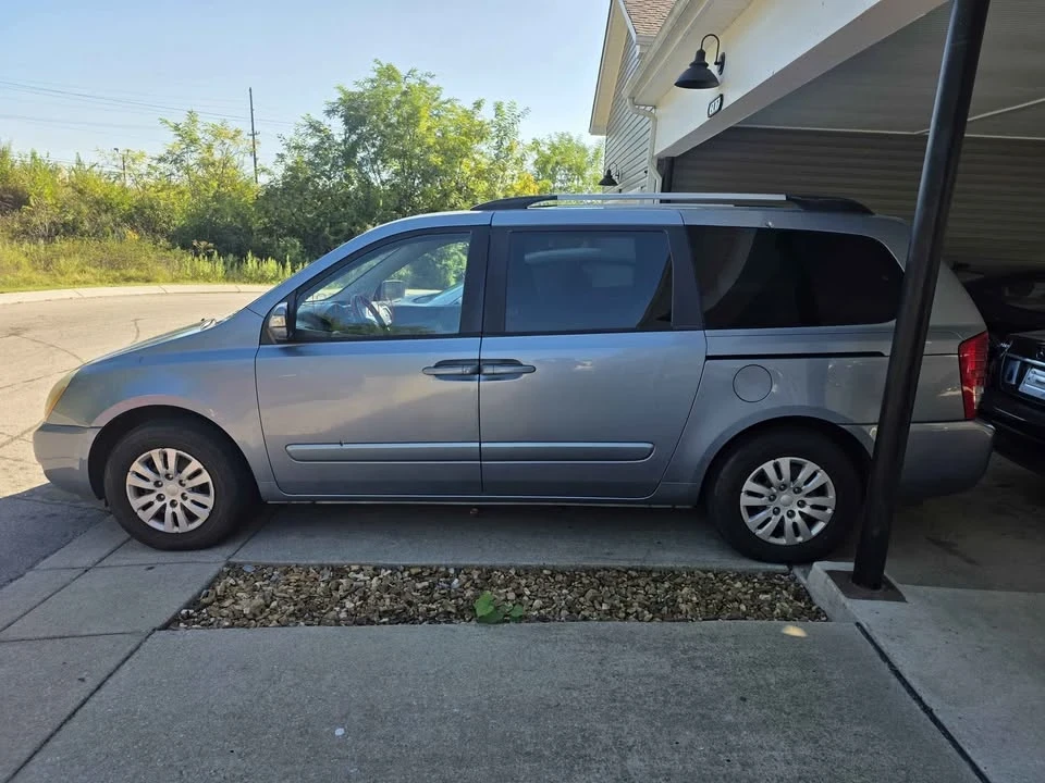 2011 Kia Carnival - Image 4 of 7