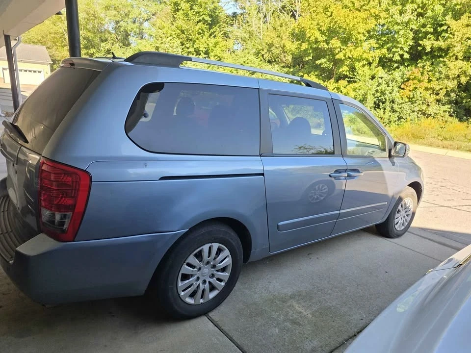 2011 Kia Carnival - Image 2 of 7