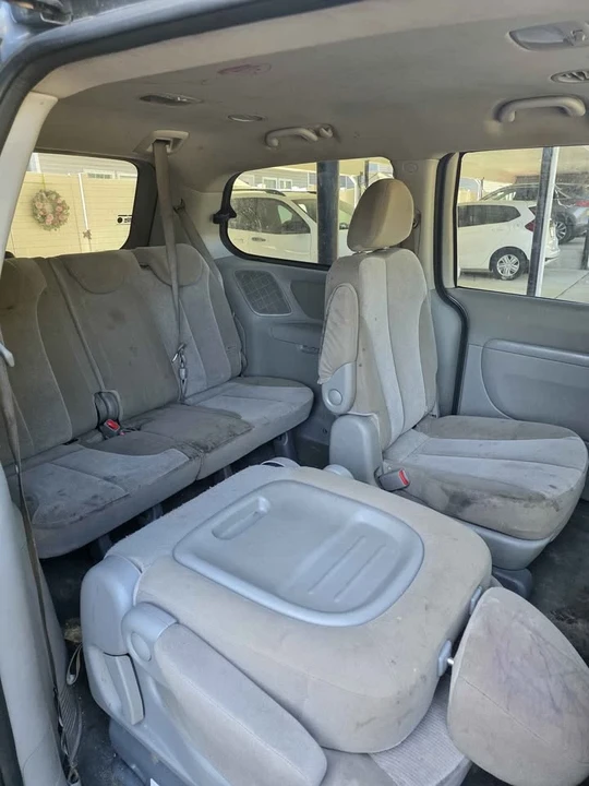 2011 Kia Carnival - Image 6 of 7