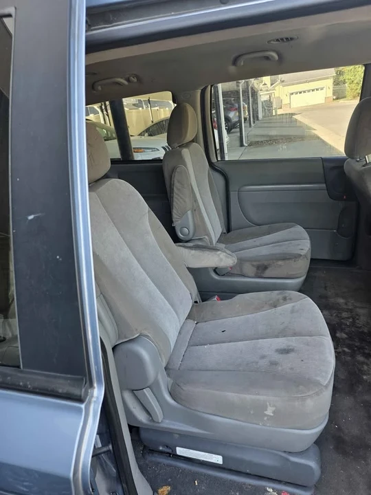 2011 Kia Carnival - Image 3 of 7