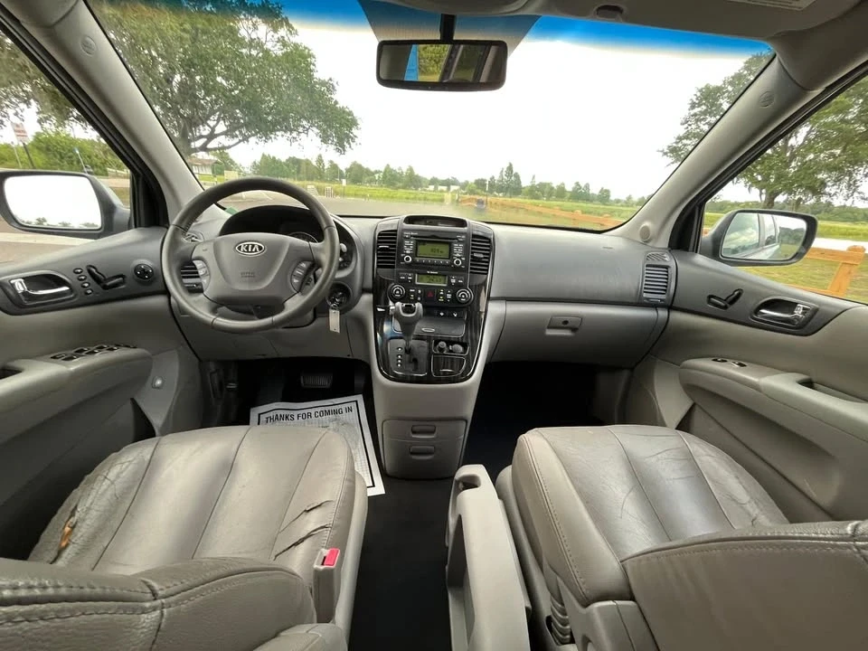 2011 Kia Carnival - Image 11 of 14