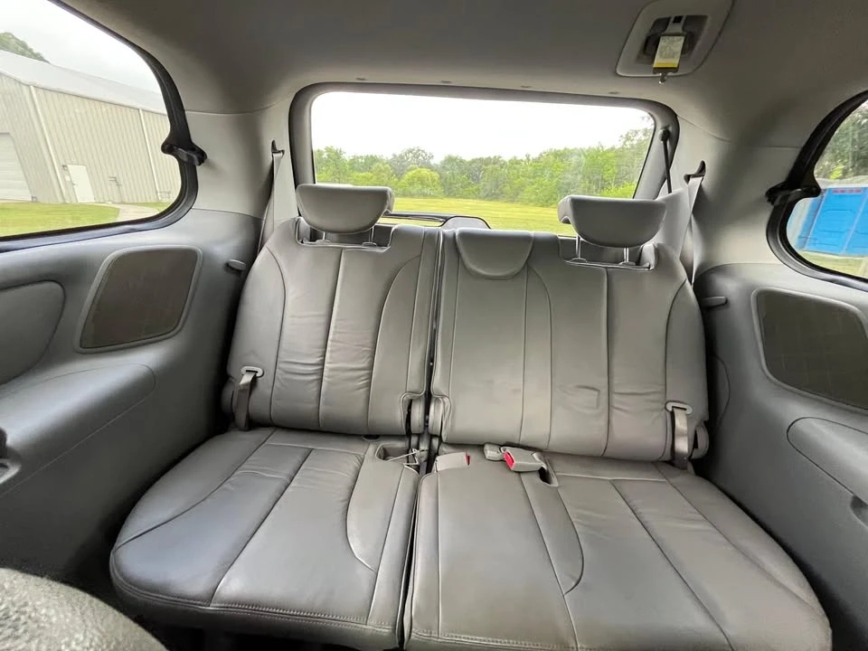 2011 Kia Carnival - Image 8 of 14