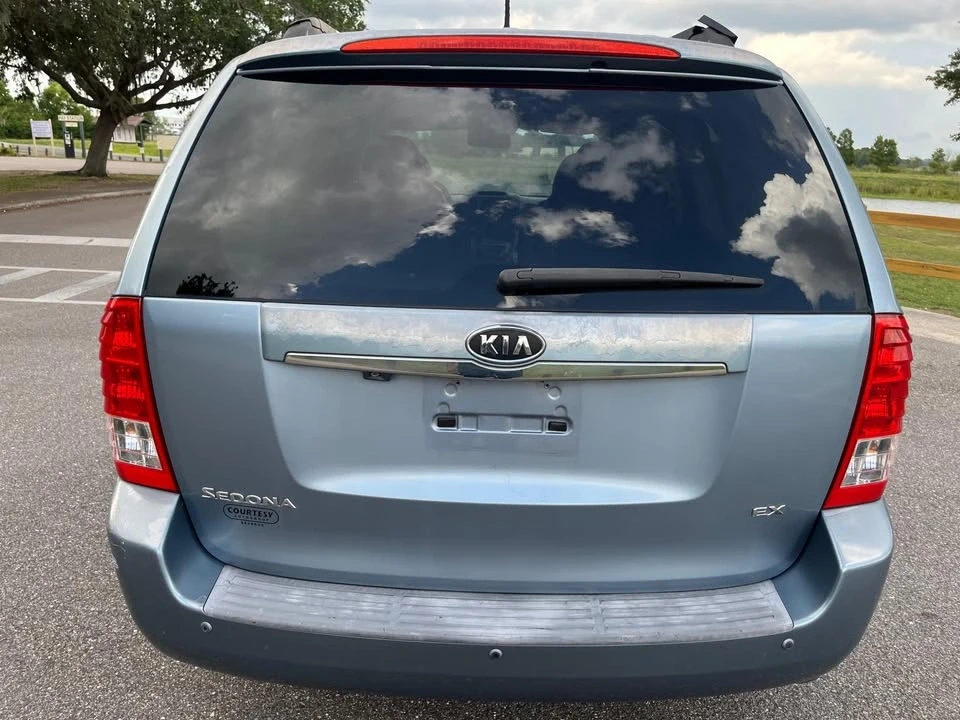 2011 Kia Carnival - Image 4 of 14