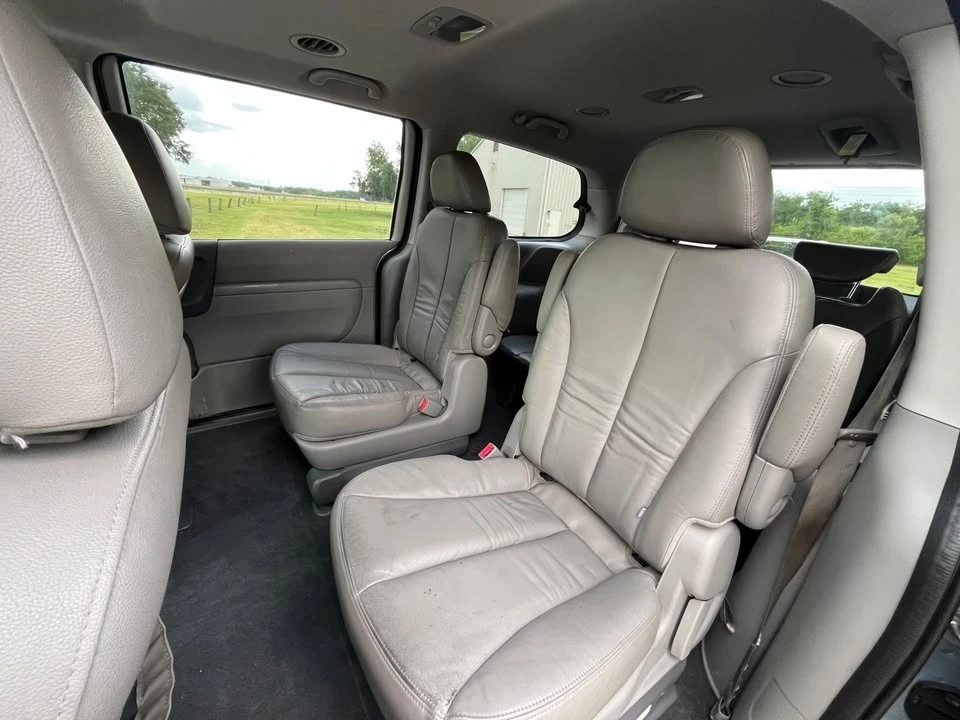 2011 Kia Carnival - Image 9 of 14