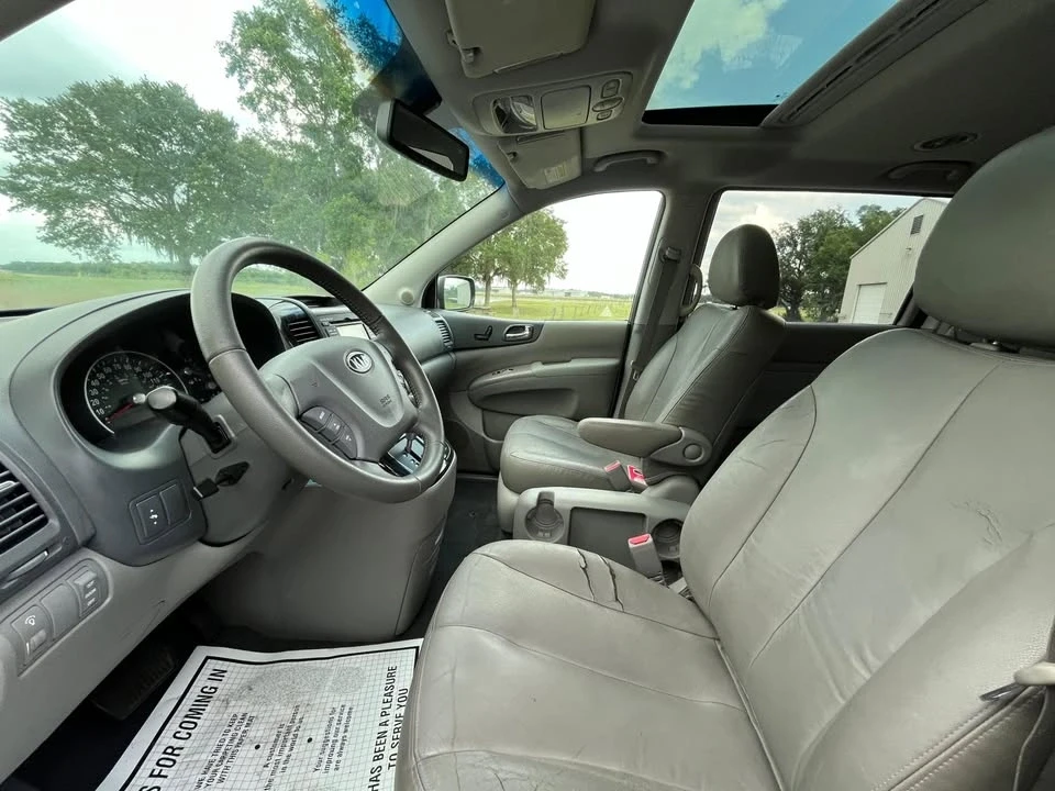 2011 Kia Carnival - Image 7 of 14