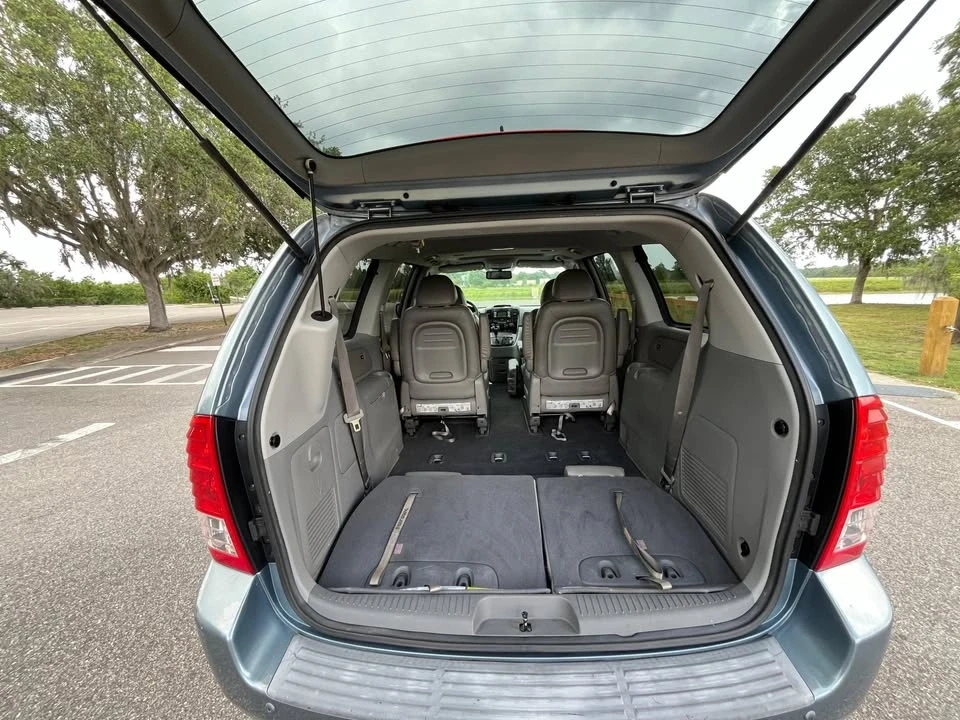 2011 Kia Carnival - Image 10 of 14