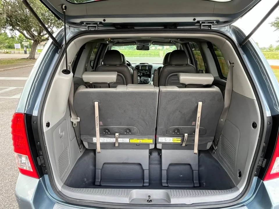 2011 Kia Carnival - Image 14 of 14