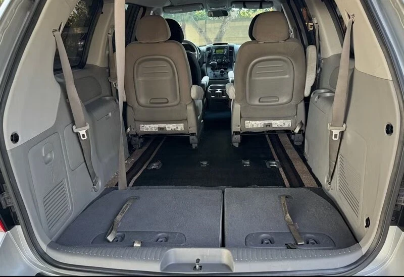 2011 Kia Carnival - Image 8 of 10