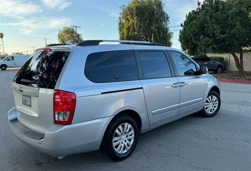 2011 Kia Carnival - Image 6 of 10