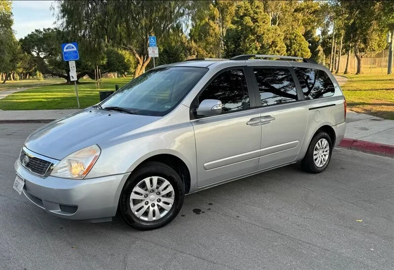 2011 Kia Carnival - Image 2 of 10