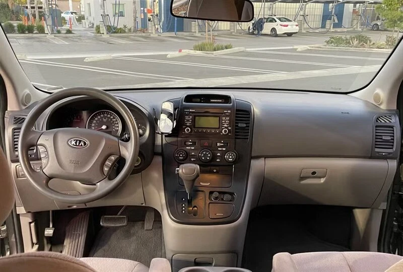 2011 Kia Carnival - Image 3 of 10