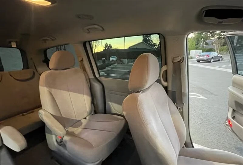 2011 Kia Carnival - Image 7 of 10