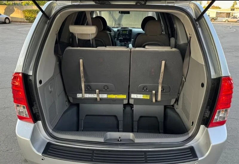 2011 Kia Carnival - Image 9 of 10