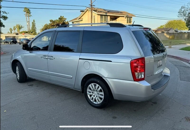 2011 Kia Carnival - Image 10 of 10