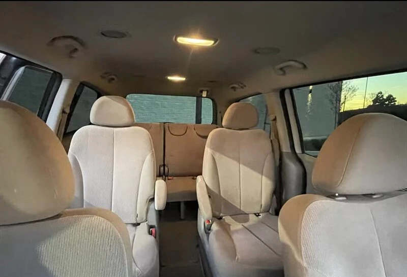 2011 Kia Carnival - Image 4 of 10