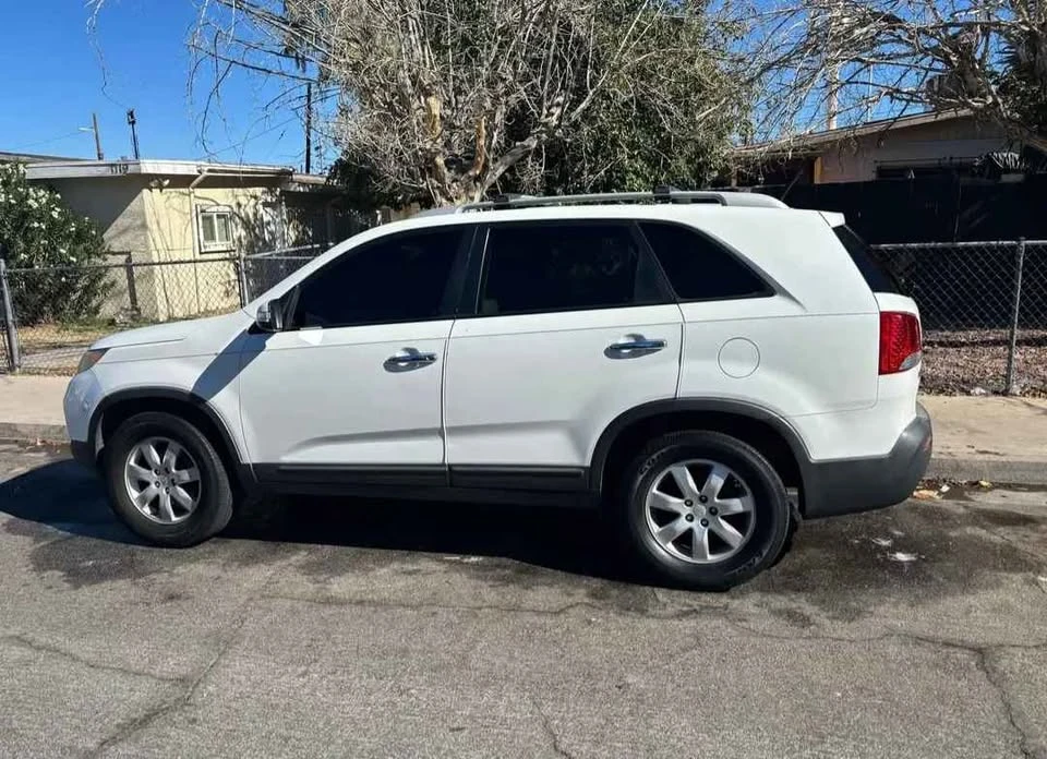 2011 Kia Sorento - Image 2 of 2