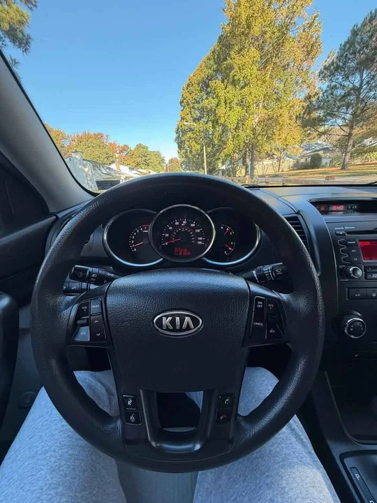 2011 Kia Sorento - Image 10 of 12