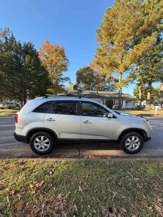 2011 Kia Sorento - Image 2 of 12