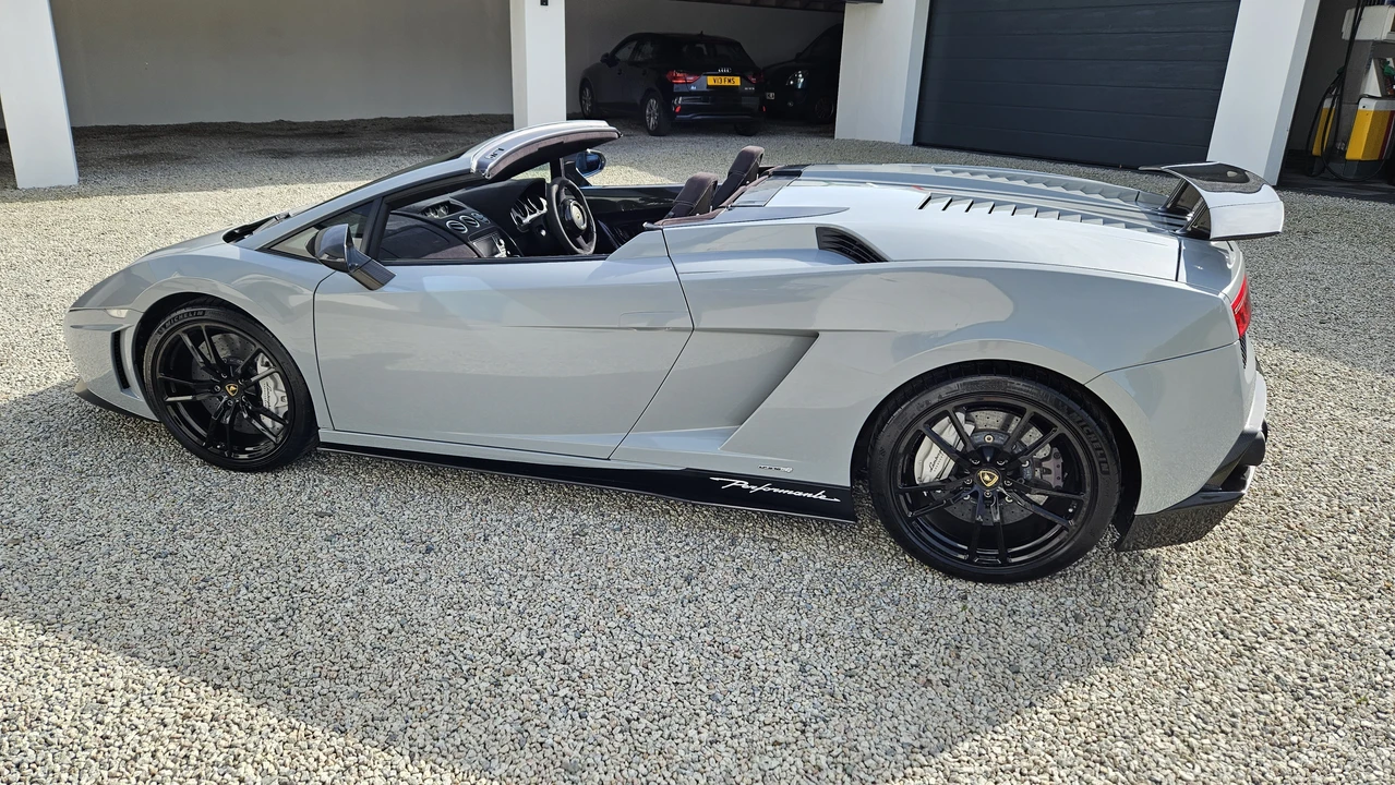 2011 Lamborghini Gallardo LP570-4 Spyder Performante - Image 8 of 31