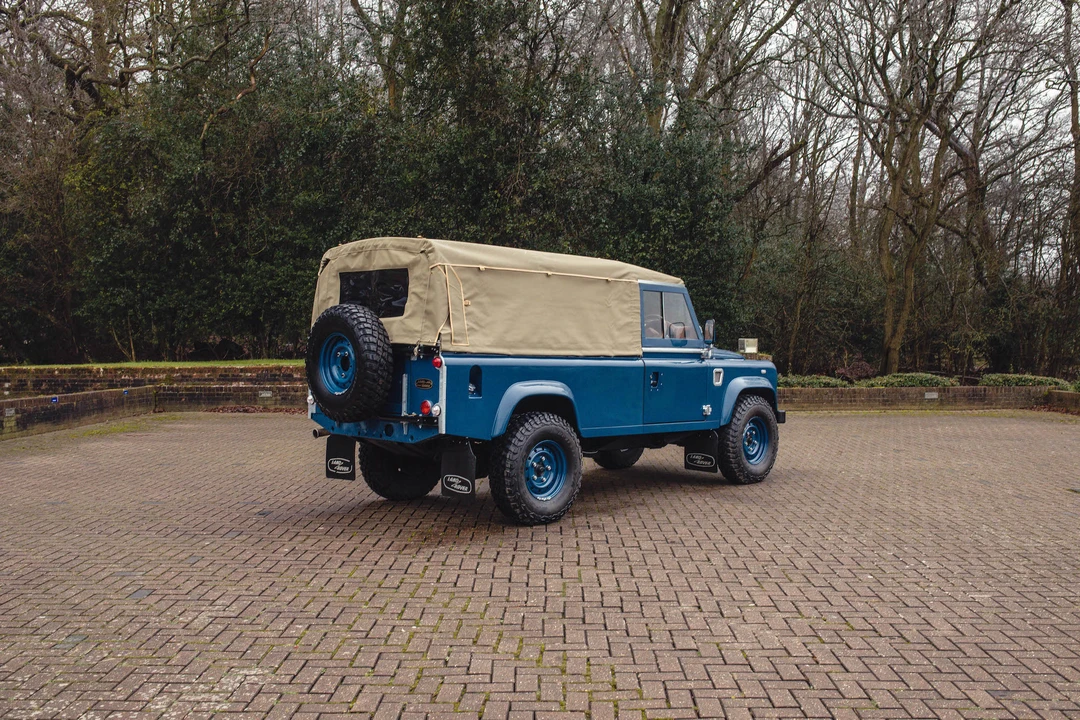 2011 Land Rover Defender 110 - Image 14 of 31