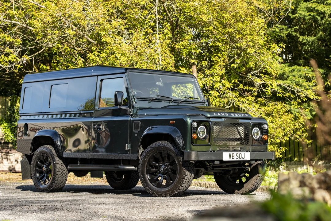 2011 Land Rover Defender 110 - Image 5 of 31