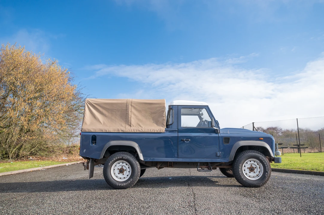 2011 Land Rover Defender 110 - Image 23 of 31