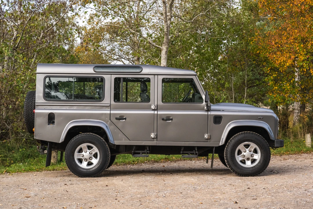 2011 Land Rover Defender 110 - Image 9 of 31