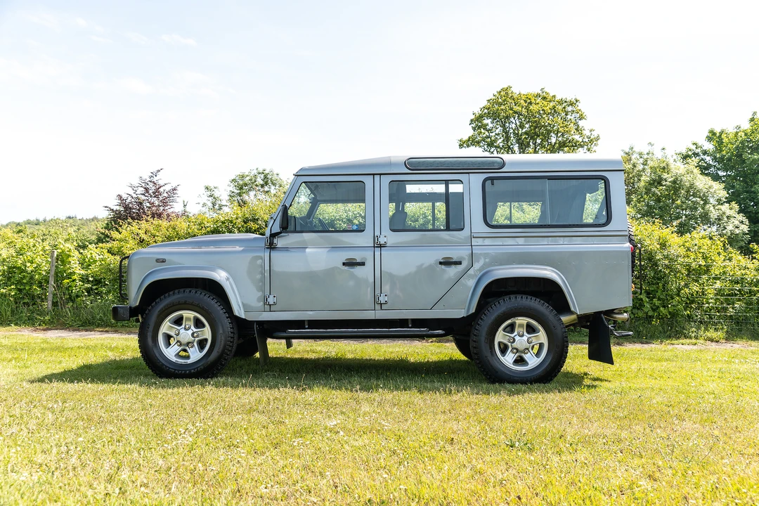 2011 Land Rover Defender 110 - Image 5 of 31
