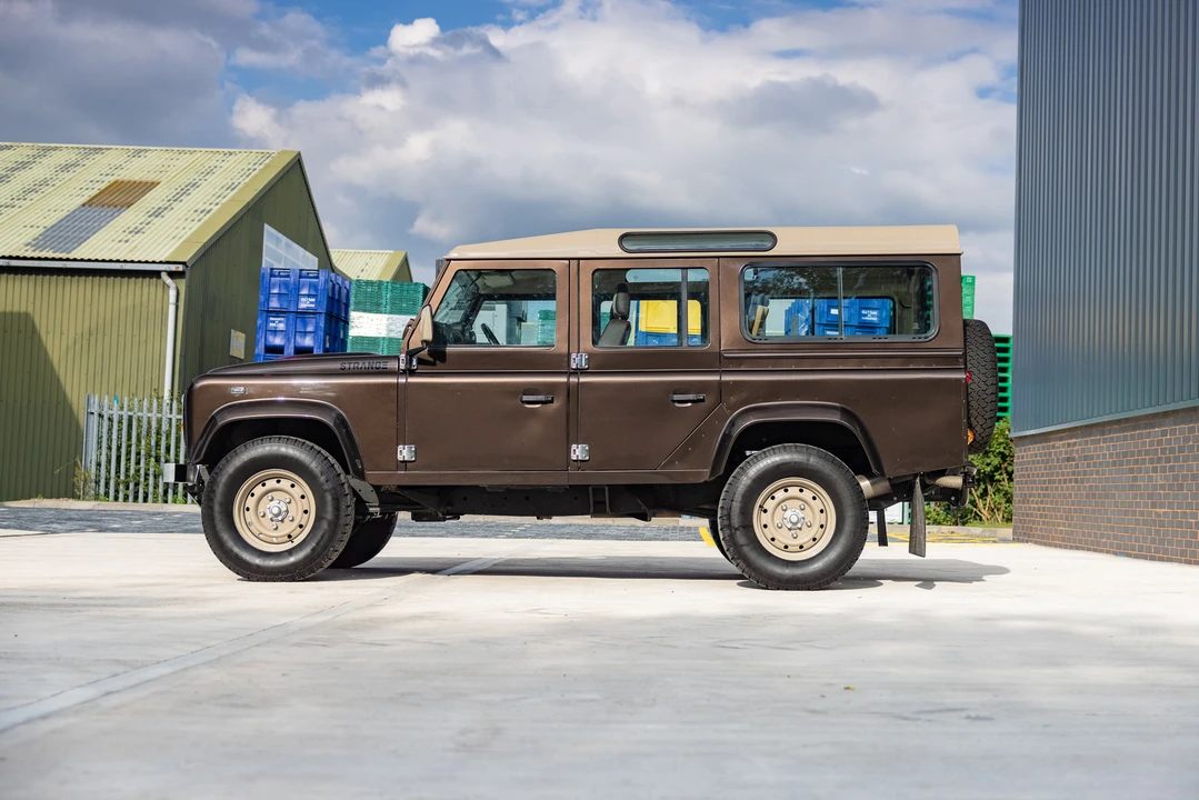 2011 Land Rover Defender 110 - Image 14 of 31