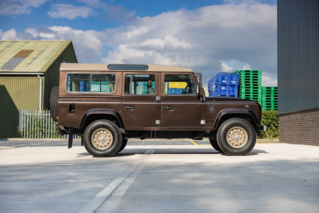 2011 Land Rover Defender 110 - Image 18 of 31