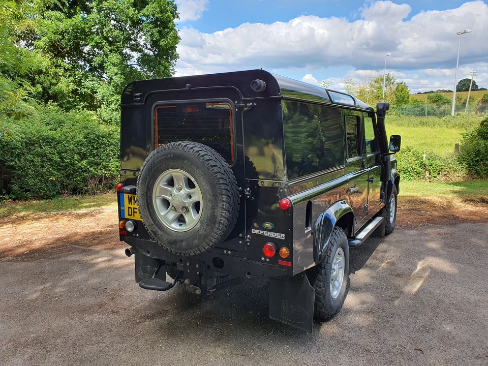 2011 Land Rover Defender 110 - Image 14 of 31