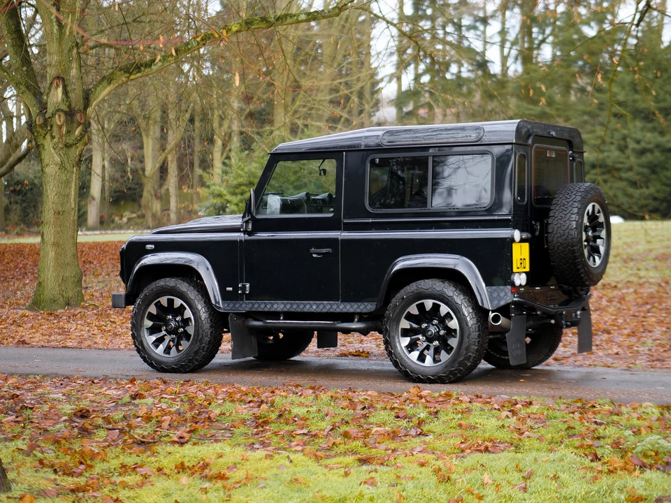 2011 Land Rover Defender 90 - Image 14 of 31